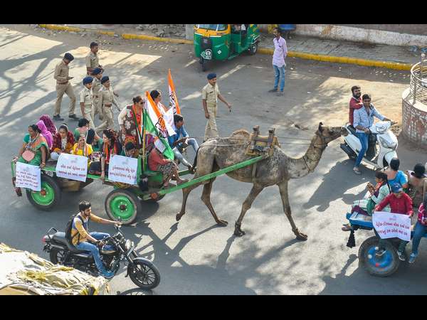 ಪೆಟ್ರೋಲ್ ಬೆಲೆ ಏರಿಕೆ ವಿರುದ್ಧ ಪ್ರತಿಭಟನೆ 