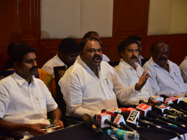 ಸಿದ್ದರಾಮಯ್ಯ ಅವಕಾಶ ನೀಡಲು ಹೇಳಿದರು ಸಿದ್ದರಾಮಯ್ಯ ಅವಕಾಶ ನೀಡಲು ಹೇಳಿದರು