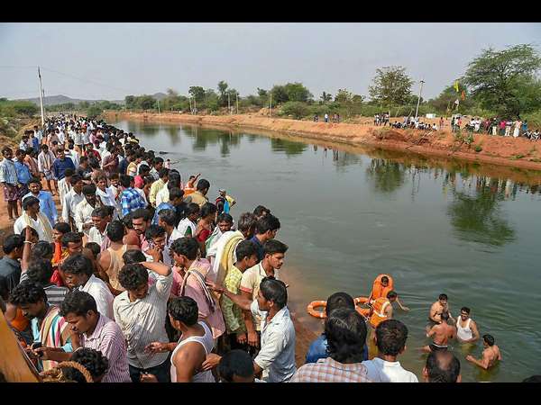 ಕಾಲುವೆಗೆ ಉರುಳಿದ ಟಿಪ್ಪರ್ ಮಹಿಳೆಯರ ಸಾವು 