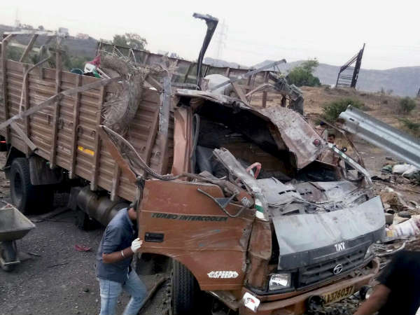 ಮಹಾರಾಷ್ಟ್ರದಲ್ಲಿ ನಡೆದ ಭೀಕರ ರಸ್ತೆ ಅಪಘಾತ ಮಹಾರಾಷ್ಟ್ರದಲ್ಲಿ ನಡೆದ ಭೀಕರ ರಸ್ತೆ ಅಪಘಾತ