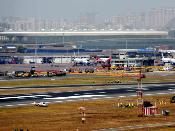 ಮುಂಬೈ ಏರ್ ಪೋರ್ಟ್ ರನ್ ವೇ ಬಂದ್ ಮಾಡಿರುವ ದೃಶ್ಯ ಮುಂಬೈ ಏರ್ ಪೋರ್ಟ್ ರನ್ ವೇ ಬಂದ್ ಮಾಡಿರುವ ದೃಶ್ಯ