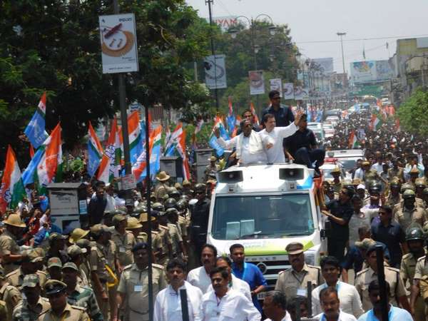 Massive crowd in Rahul Gandhi road show today in Shimogga