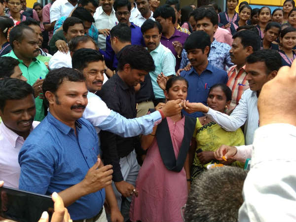 ಕೂಲಿ ಮಾಡಿ ನನ್ನನ್ನು ಓದಿಸಿದ್ದಾರೆ ಕೂಲಿ ಮಾಡಿ ನನ್ನನ್ನು ಓದಿಸಿದ್ದಾರೆ