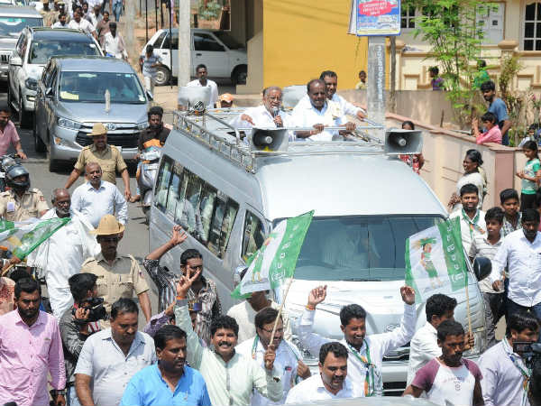 HD Kumaraswamy conducts campaign in Chamundeshwari