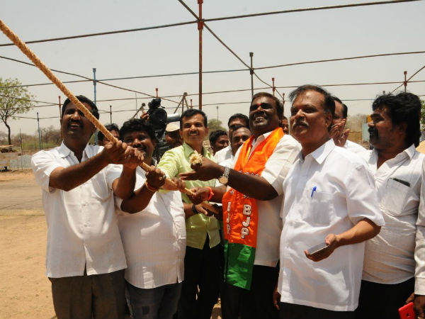 ಜನ ಸಭೆ ಬಿಟ್ಟು ಏಳೋದಿಲ್ಲ 