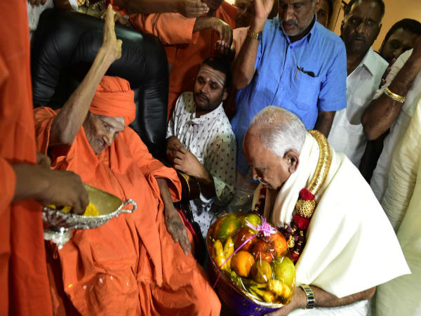 ಸಿದ್ದಗಂಗಾ ಶ್ರೀಗಳ ಆಶೀರ್ವಾದ ಪಡೆದ ಬಿಎಸ್‌ವೈ