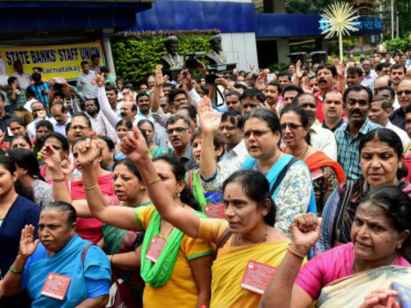ವೇತನ ಪರಿಷ್ಕರಣೆಗೆ ಆಗ್ರಹಿಸಿ ಬ್ಯಾಂಕ್ ನೌಕರರ ಮುಷ್ಕರ 