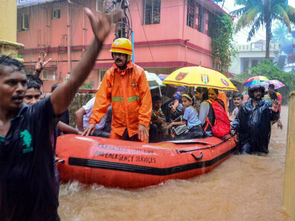 ಮಂಗಳೂರಿನಲ್ಲಿ ಒಂದು ಸ್ಥಳದಿಂದ ಇನ್ನೊಂದು ಸ್ಥಳಕ್ಕೆ ಜನರನ್ನು ಸ್ಥಳಾಂತರಿಸುತ್ತಿರುವುದು 