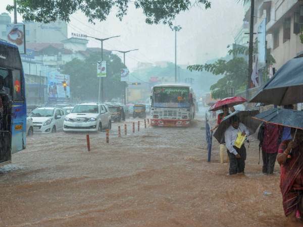 ರಸ್ತೆಗಳು ಜಲಾವೃತ, ವಾಹನಗಳಿಗೆ ಸಮಸ್ಯೆ 