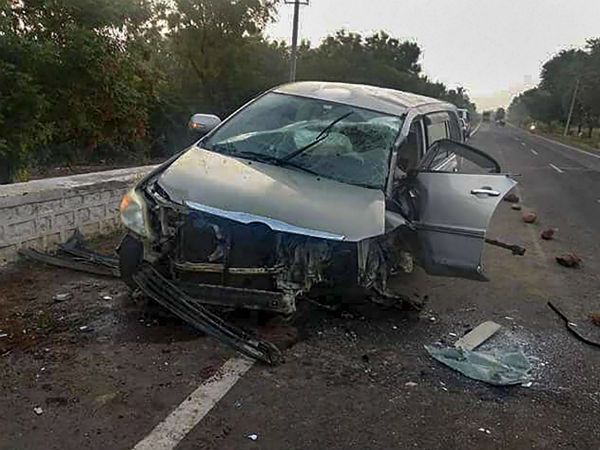 ಸಿದ್ದು ನ್ಯಾಮಗೌಡರು ಚಲಿಸುತ್ತಿದ್ದ ಕಾರು 