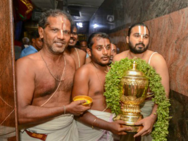ತಿರುಪತಿಯಲ್ಲಿ ದೇವಸ್ಥಾನದ ಅರ್ಚಕರ ಕೈಯಲ್ಲಿ ಐಪಿಎಲ್ ಟ್ರೋಫಿ 