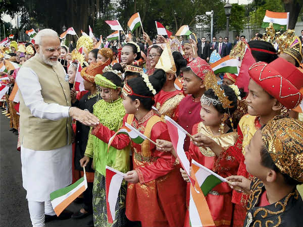 ಸ್ವಾಗತಿಸಿದ ಮಕ್ಕಳ ಜತೆ ಮಾತುಕತೆ ನಡೆಸುತ್ತಿರುವ ನರೇಂದ್ರ ಮೋದಿ 