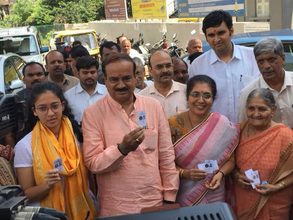 ಕುಟುಂಬದ ಸದಸ್ಯರ ಜತೆ ಅನಂತಕುಮಾರ್ ಮತದಾನ