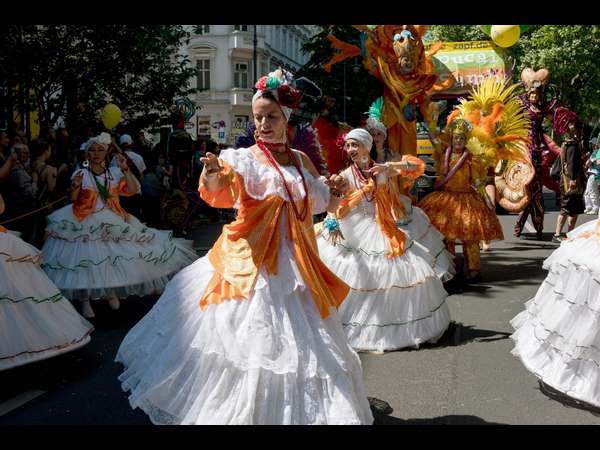 ಗೊಂಬೆಯಂತೆ ಕಂಡ ಬರ್ಲಿನ್ ಯುವತಿಯರು ಗೊಂಬೆಯಂತೆ ಕಂಡ ಬರ್ಲಿನ್ ಯುವತಿಯರು