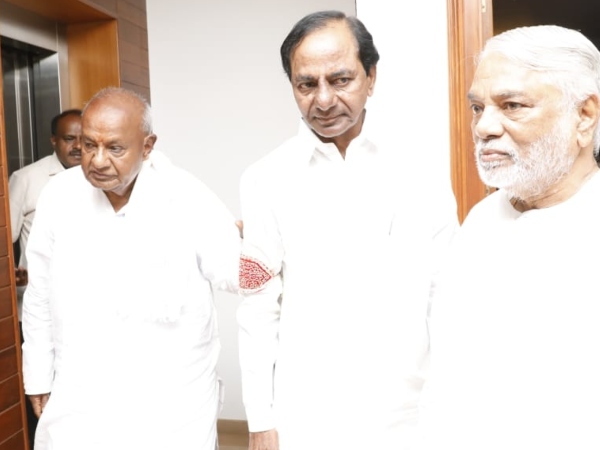 Telangana CM Chandrasekhar Rao visits Deve Gowdas home and blesses HDK
