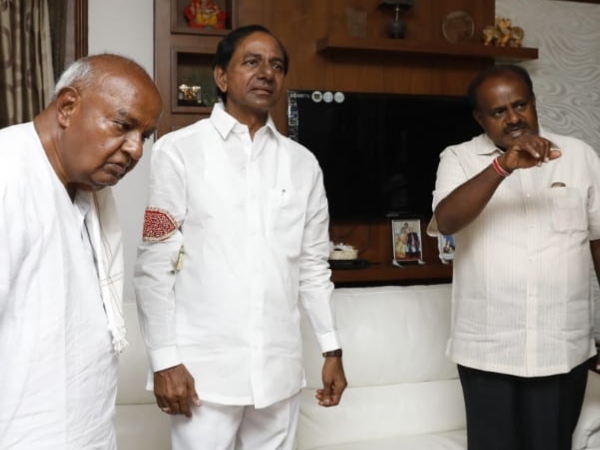 Telangana CM Chandrasekhar Rao visits Deve Gowdas home and blesses HDK