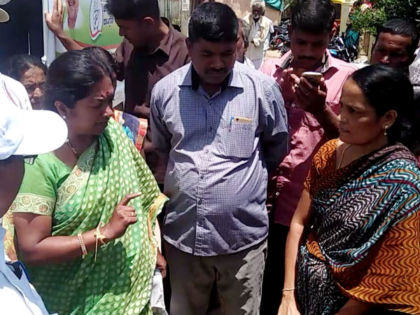women of hirikaati village gundlupet angry on minister women of hirikaati village gundlupet angry on minister