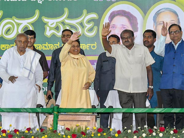 ಕಣ್ಣಲ್ಲಿ ಕಣ್ಣಿಟ್ಟು ತಮ್ಮ ಸಮುದಾಯವನ್ನು ಕಾಯುವ ನಾಯಕ ಬೇಕು 