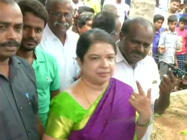 ಆಶೀರ್ವಾದ ಪಡೆದು ಮತ ಹಾಕಿದ ಎಚ್‌ಡಿಕೆ