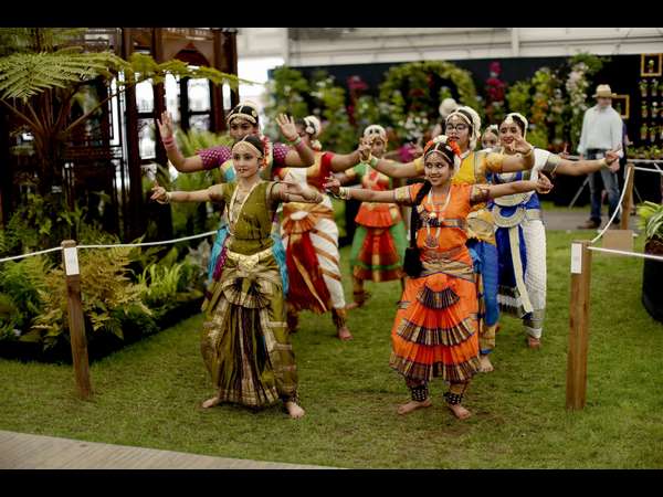 ಪುಷ್ಪ ಪ್ರದರ್ಶನದಲ್ಲಿ ಭರತನಾಟ್ಯ ಪುಷ್ಪ ಪ್ರದರ್ಶನದಲ್ಲಿ ಭರತನಾಟ್ಯ