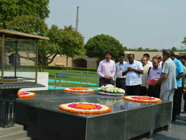 HD Kumaraswamy pays tribute to Mahatma Gandhi