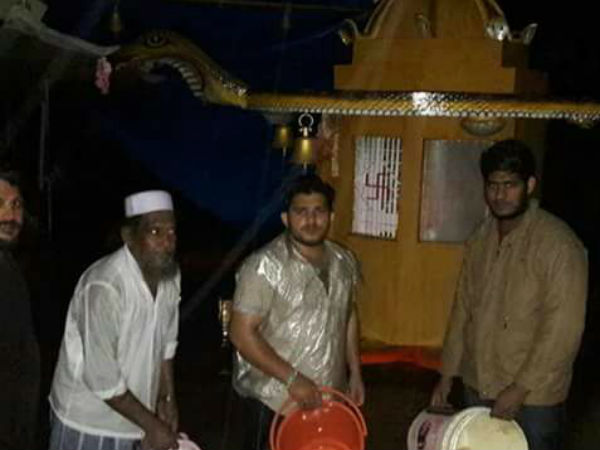Muslims help in cleaning of temple during flooded rains in mangalore