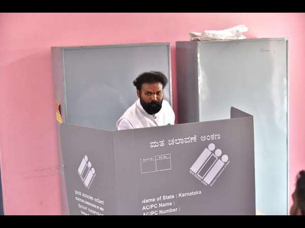 Karnataka elections : Sriramulu performs pooja, meditation before voting