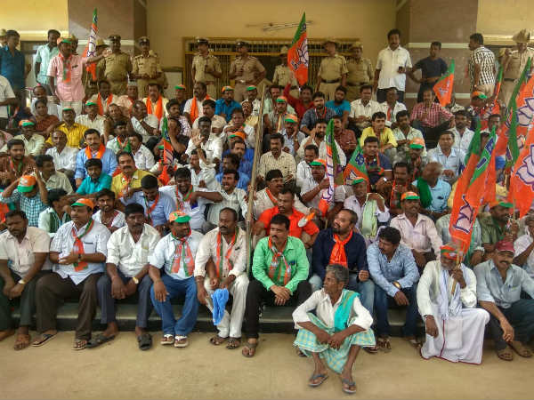 BJP activists blocked the road and protest against Chief Minister 