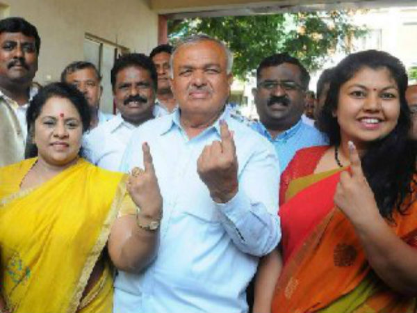 ಶಾಯಿ ಗುರುತು ತೋರಿಸಿದ ನಾಯಕರು