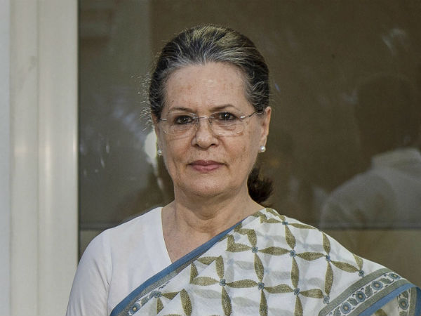 ಸೋನಿಯಾ ಕಿವಿ ಊದಿದ್ದು ಯಾರು?