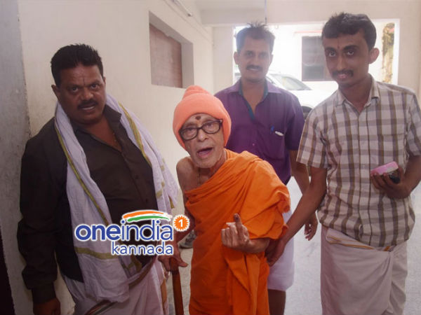 Pajavar Sree also come to the polling station in udupi 