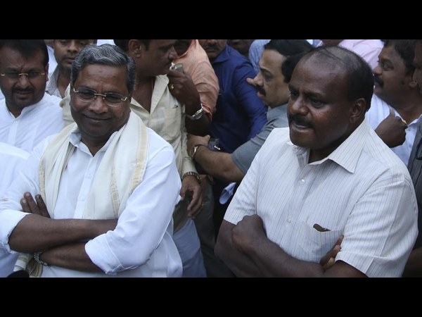 ಸಾಲಮನ್ನಾ ನಿರ್ಣಯವನ್ನು ಆಡಿಕೊಳ್ಳುತ್ತಿದ್ದಾರೆ