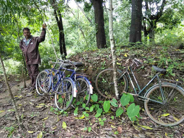 ನಡಿಗೆಯಲ್ಲೇ ಸಾಗುವ ಮಕ್ಕಳು ನಡಿಗೆಯಲ್ಲೇ ಸಾಗುವ ಮಕ್ಕಳು