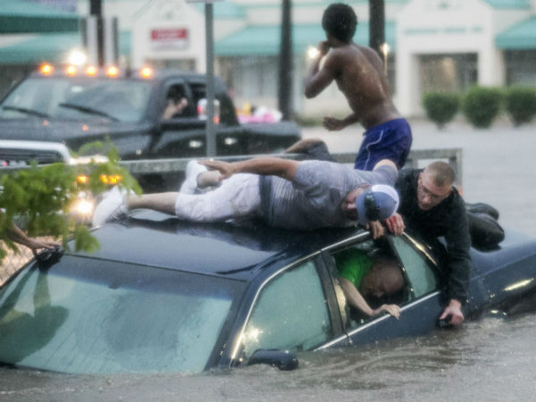 ರಾಕ್‌ಫೋರ್ಡ್‌ನಲ್ಲಿ ಪ್ರವಾಹ, ಕಾರಿನಲ್ಲೇ ಬಂಧಿಯಾದ ಮಂದಿ 