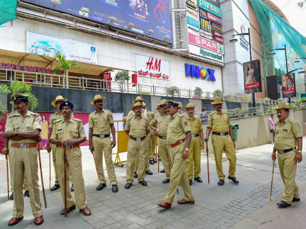 ಕಾಲಾ ಪ್ರತಿಭಟನೆ ಮಂತ್ರಿ ಮಾಲ್ ಎದುರು ಪೊಲೀಸರ ಬಿಗಿ ಭದ್ರತೆ ಕಾಲಾ ಪ್ರತಿಭಟನೆ ಮಂತ್ರಿ ಮಾಲ್ ಎದುರು ಪೊಲೀಸರ ಬಿಗಿ ಭದ್ರತೆ