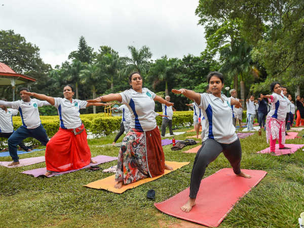 ಯೋಗ ದಿನಕ್ಕೆ ಆಸಕ್ತರ ಯೋಗಾ'ಭ್ಯಾಸ' ಯೋಗ ದಿನಕ್ಕೆ ಆಸಕ್ತರ ಯೋಗಾ'ಭ್ಯಾಸ'
