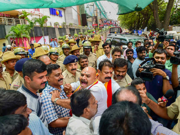 ಮಾಲ್ ಒಳಗೆ ಪ್ರವೇಶಿಸ ಪ್ರತಿಭಟನಾಕಾರರನ್ನು ಪೊಲೀಸರು ತಡೆಯುತ್ತಿರುವ ದೃಶ್ಯ ಮಾಲ್ ಒಳಗೆ ಪ್ರವೇಶಿಸ ಪ್ರತಿಭಟನಾಕಾರರನ್ನು ಪೊಲೀಸರು ತಡೆಯುತ್ತಿರುವ ದೃಶ್ಯ