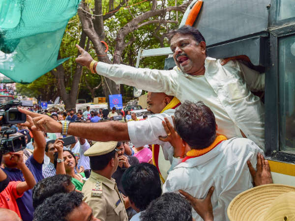 ಕಾಲಾ ಚಿತ್ರ ವಿರೋಧಿಸಿ ಪ್ರತಿಭಟನೆ: ಬಂಧನ ಕಾಲಾ ಚಿತ್ರ ವಿರೋಧಿಸಿ ಪ್ರತಿಭಟನೆ: ಬಂಧನ