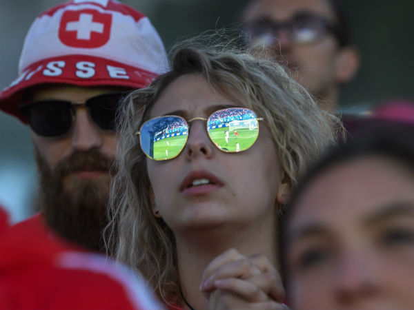 ಗಾಗಲ್ಸ್‌ನಲ್ಲಿ ಸ್ವಿಡ್ಜರ್‌ಲ್ಯಾಂಡ್‌ ಸರ್ಬಿಯಾ ಸಾಕರ್ ಮ್ಯಾಚ್‌ 