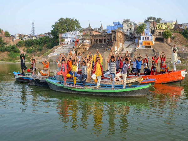 ಗಂಗಾ ನದಿಯ ಮೇಲೆ ಯೋಗಾಸನ ಗಂಗಾ ನದಿಯ ಮೇಲೆ ಯೋಗಾಸನ