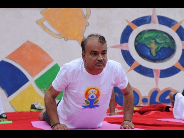 international yoga day: union minister ananth kumar performs yoga