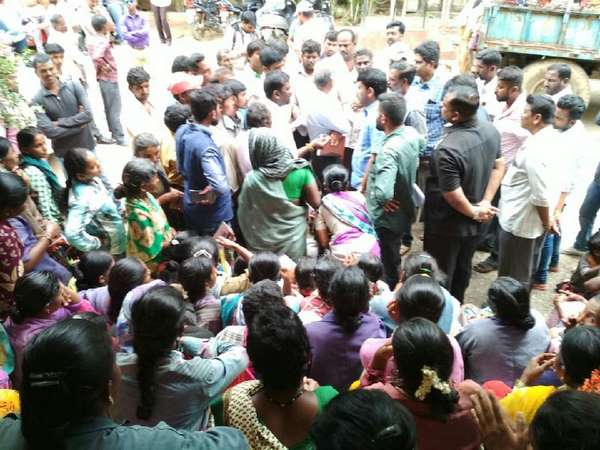 Poura karmikas cries for salary in KR Puram