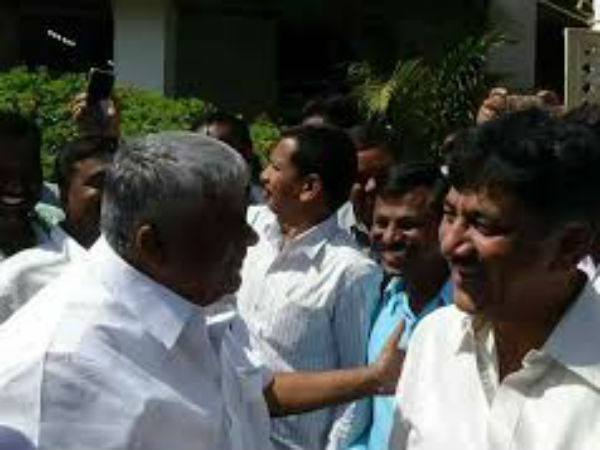 ಕಾಂಗ್ರೆಸ್ಸಿನ ಆಪತ್ಬಾಂದವ ಡಿ ಕೆ ಶಿವಕುಮಾರ್ 