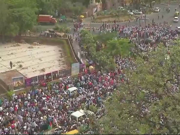 AAP supporters staging protest march to the PMs residence in support of Kejriwal