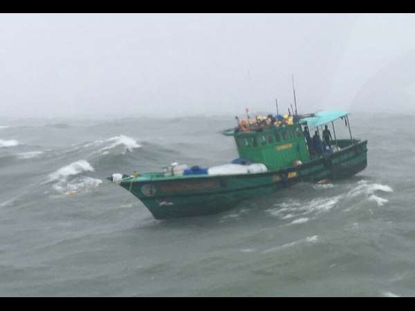 Indian Coast Guards rescue 10 Tamil Nadu fishermen
