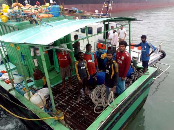 Indian Coast Guards rescue 10 Tamil Nadu fishermen