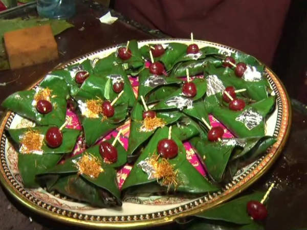 ಗ್ರಾಹಕರ ಬಾಯಿಗೆ ಪಾನ್ ಇಟ್ಟು, ಶುಭಾಶಯ 