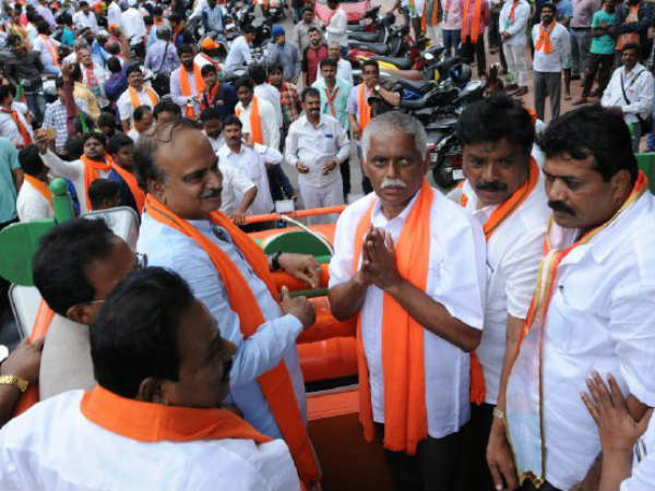 ಜನರಿಗೆ ಪರಿಚಿತರಲ್ಲದ ಅಭ್ಯರ್ಥಿ ಜನರಿಗೆ ಪರಿಚಿತರಲ್ಲದ ಅಭ್ಯರ್ಥಿ