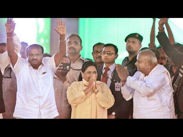 ಎರಡೂ ಕೈಯಿಂದ ಬಳಸಿಕೊಂಡ ದೇವೇಗೌಡ್ರು