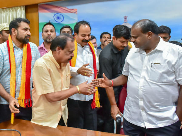 ಕಾಲಾ ಚಿತ್ರ ಬಿಡುಗಡೆ ಮಾಡದಂತೆ ಸಾ.ರಾ. ಗೋವಿಂದು ಸಿಎಂಗೆ ಮನವಿ ಕಾಲಾ ಚಿತ್ರ ಬಿಡುಗಡೆ ಮಾಡದಂತೆ ಸಾ.ರಾ. ಗೋವಿಂದು ಸಿಎಂಗೆ ಮನವಿ